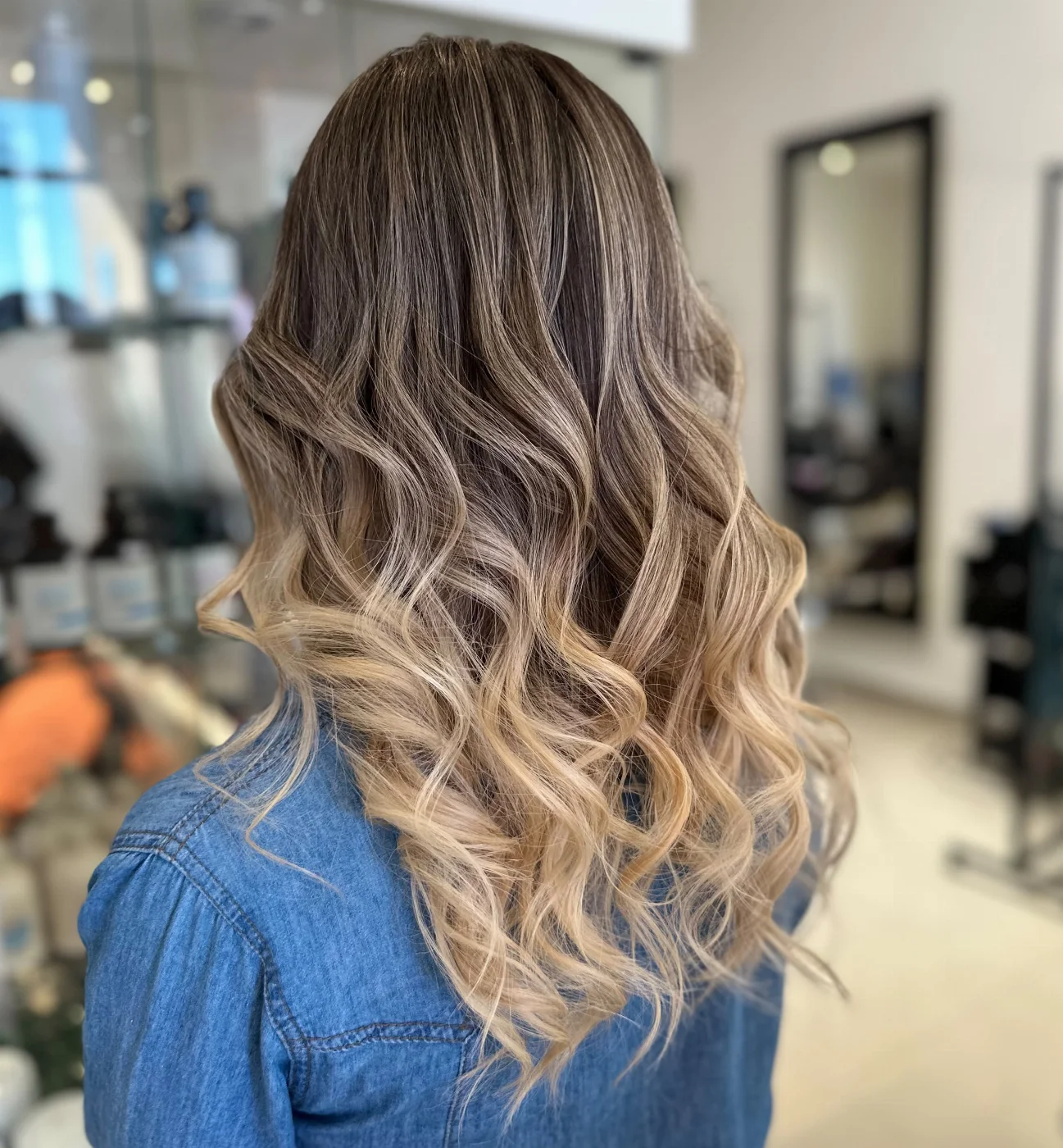 Resultado de peluquería con ondas e iluminación en Canela Studio