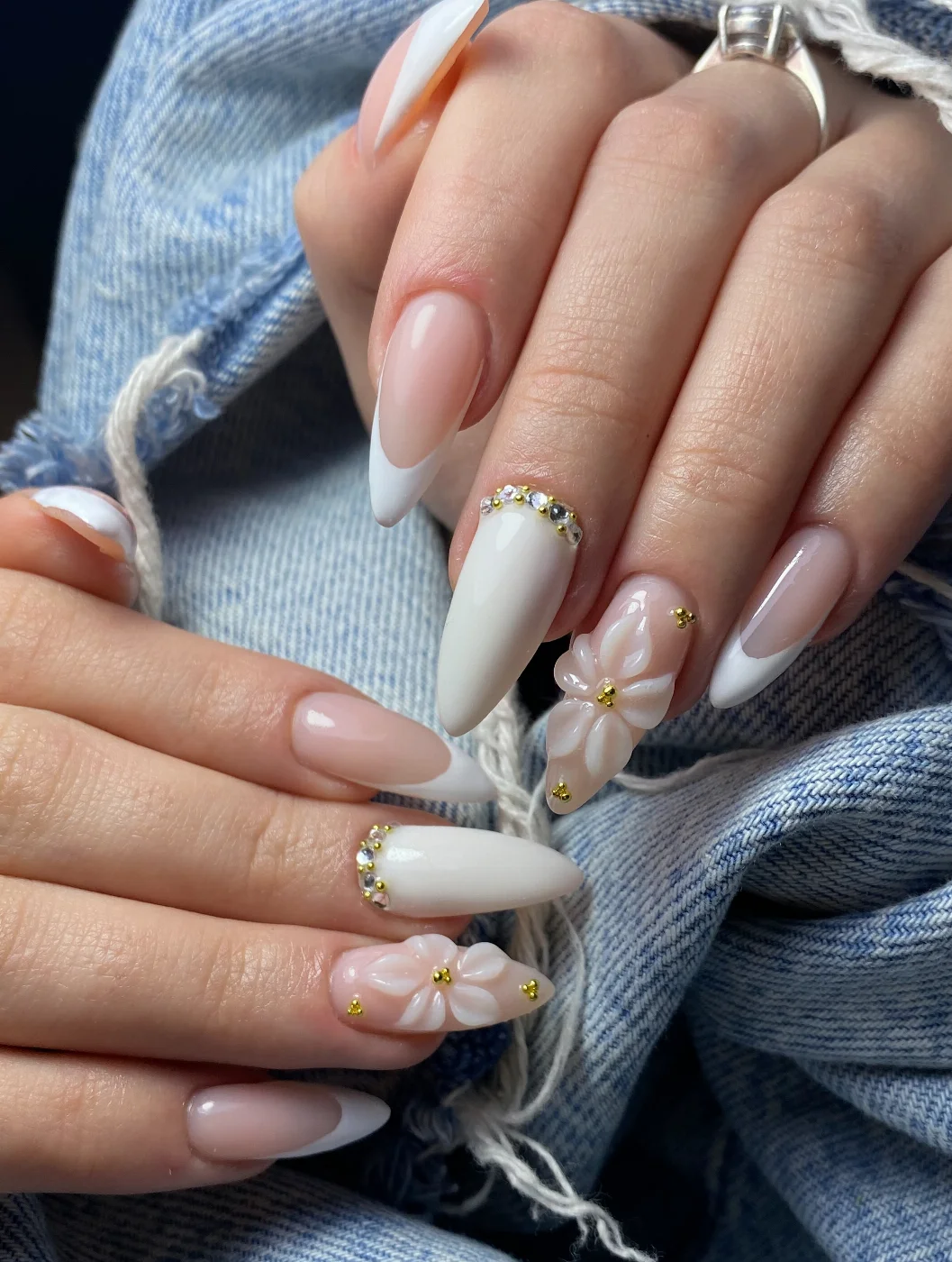 Diseño de uñas French con flores y detalles en Canela Studio